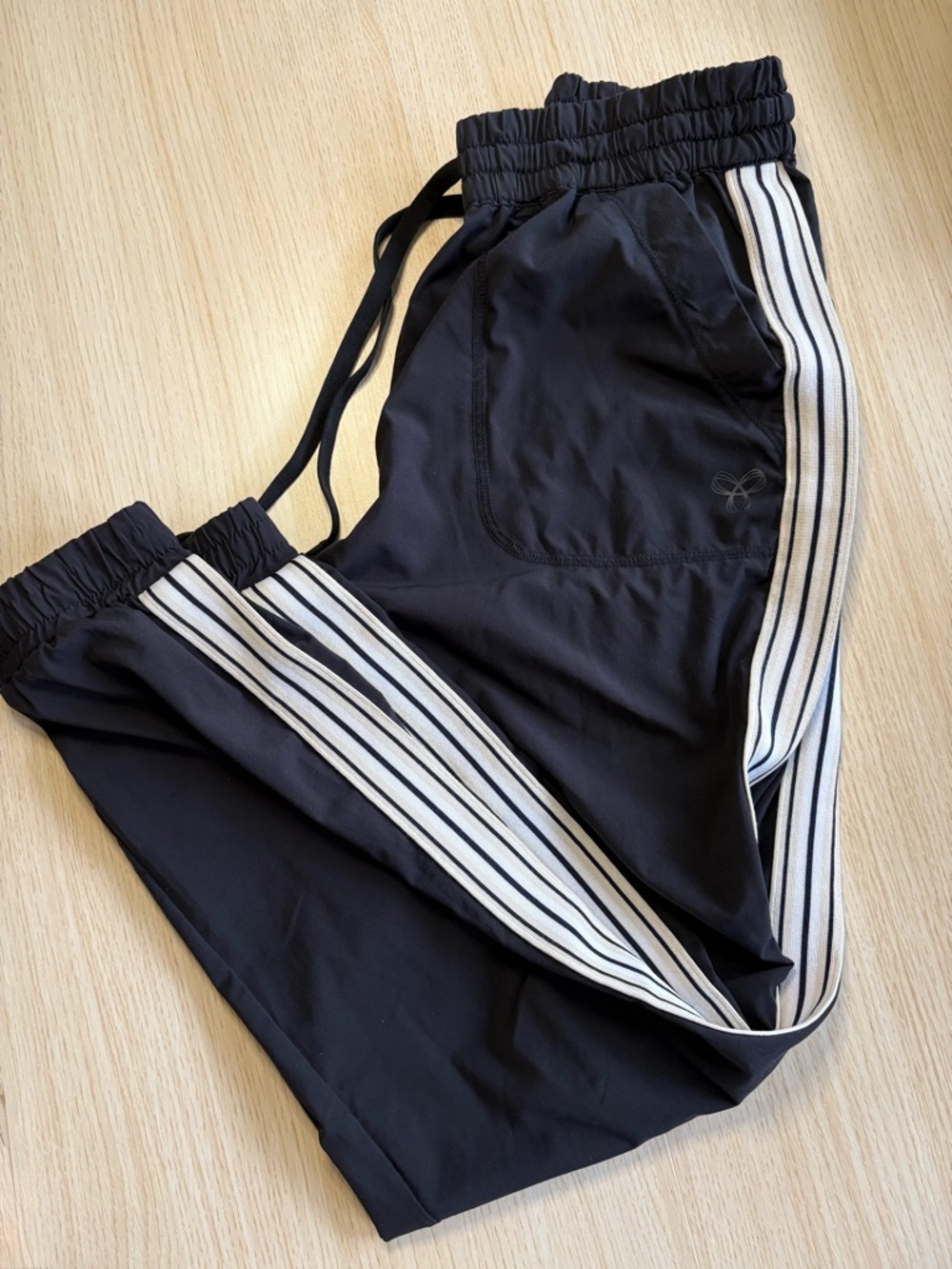 TNA Aritzia Black Jogger Pants XS Side Stripe Streetwear Casual Athleisure